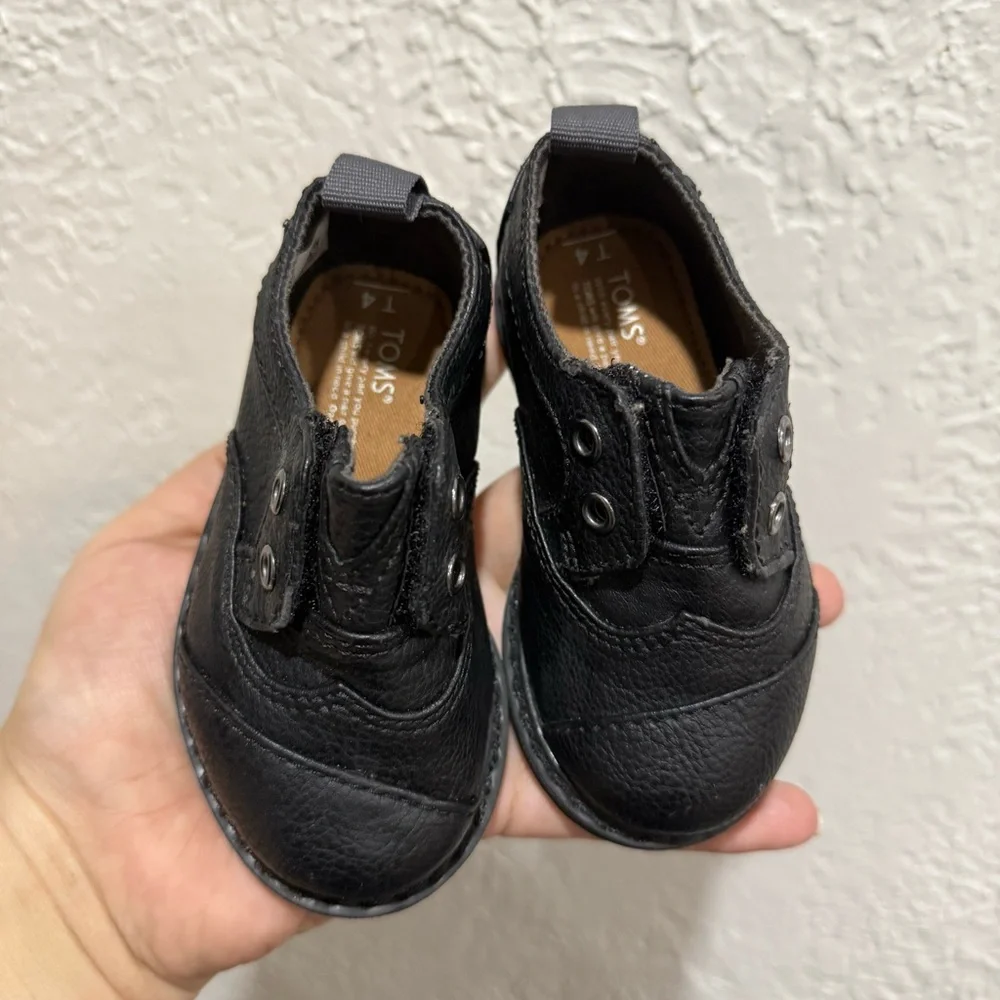 TOMS Toddler chukka Boots all black size T4